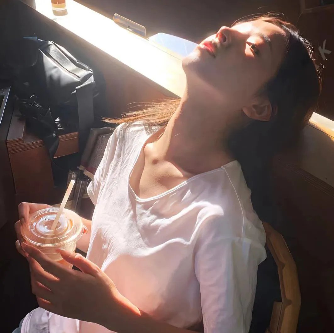 公寓里的两个女人